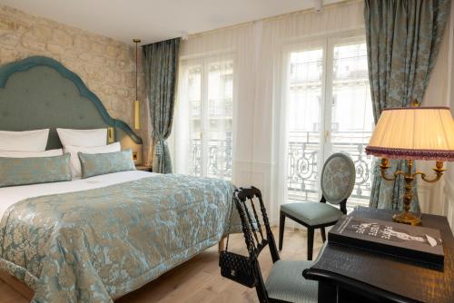 Habitación Deluxe con cama extragrande del hotel Kleber Paris and Spa. Foto 1