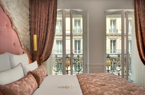 Habitación Deluxe con cama extragrande del hotel Kleber Paris and Spa. Foto 2