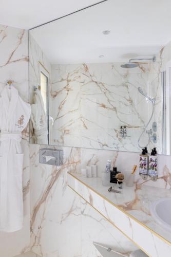 Habitación Clásica con cama extragrande del hotel Kleber Paris and Spa