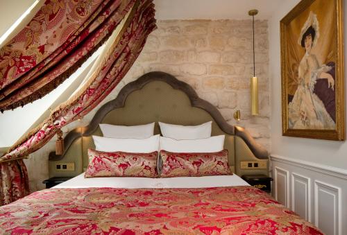 Habitación Clásica con cama extragrande del hotel Kleber Paris and Spa. Foto 1