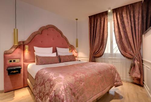 Habitación Clásica con cama extragrande del hotel Kleber Paris and Spa. Foto 2