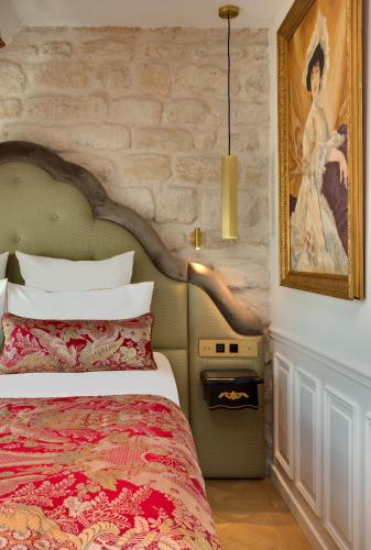 Habitación Clásica con cama extragrande del hotel Kleber Paris and Spa. Foto 5