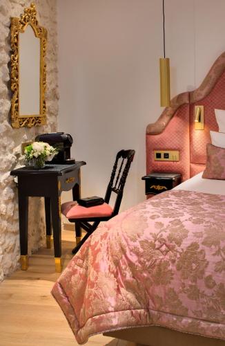 Habitación Clásica con cama extragrande del hotel Kleber Paris and Spa. Foto 6