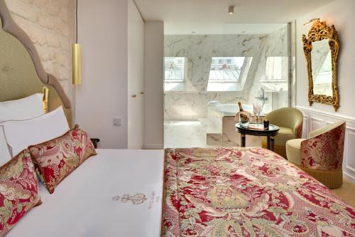 Suite Junior con bañera de hidromasaje y balcón del hotel Kleber Paris and Spa