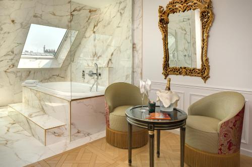 Suite Junior con bañera de hidromasaje y balcón del hotel Kleber Paris and Spa. Foto 1
