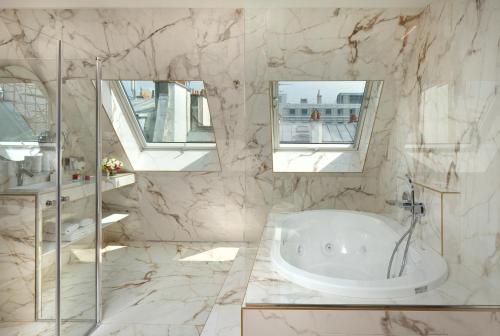 Suite Junior con bañera de hidromasaje y balcón del hotel Kleber Paris and Spa. Foto 2