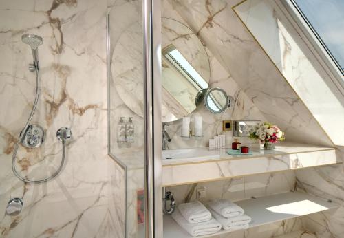 Suite Junior con bañera de hidromasaje y balcón del hotel Kleber Paris and Spa. Foto 3