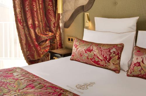Suite Junior con bañera de hidromasaje y balcón del hotel Kleber Paris and Spa. Foto 4