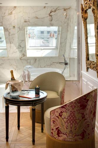 Suite Junior con bañera de hidromasaje y balcón del hotel Kleber Paris and Spa. Foto 7