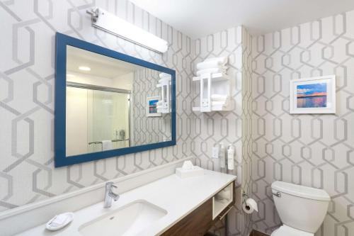 King Room with Sofa Bed and Study - Non - Smoking del hotel HAMPTON INN BUFFALO-SOUTH-I-90. Foto 4