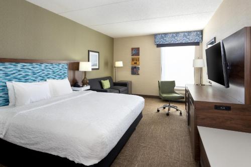 King Room with Sofa Bed and Study - Non - Smoking del hotel HAMPTON INN BUFFALO-SOUTH-I-90. Foto 6