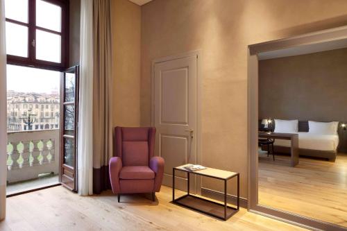 Suite Junior con cama supletoria del hotel Nh Collection Torino Piazza Carlina. Foto 2