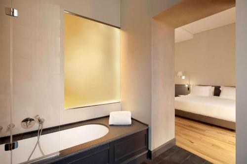Suite con vistas y cama supletoria del hotel Nh Collection Torino Piazza Carlina. Foto 2