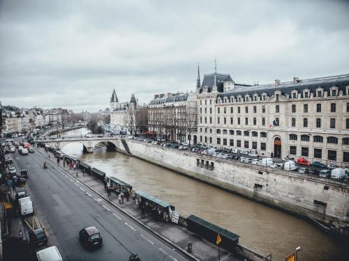 Habitación Doble con vistas al río Sena o a Notre Dame del hotel Hotel Le Notre Dame Saint Michel. Foto 4
