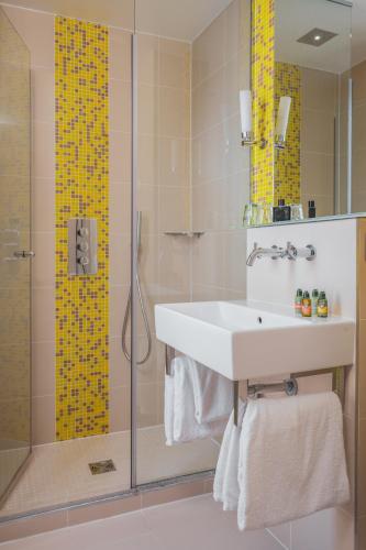 Habitación Doble Deluxe del hotel Le Petit Paris. Foto 3