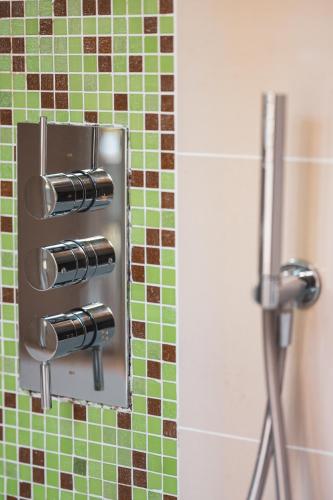 Habitación Triple del hotel Le Petit Paris. Foto 5