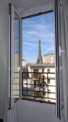 Habitación Doble Superior con vistas a la Torre Eiffel del hotel Hotel Royal Phare. Foto 6
