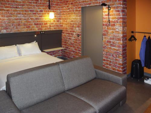 Suite Doble Estándar con sofá cama del hotel greet Hotel Paris Nord 18ème. Foto 2