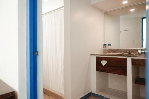Habitación Doble con balcón y vistas a la piscina del hotel Suites Villasol. Foto 6