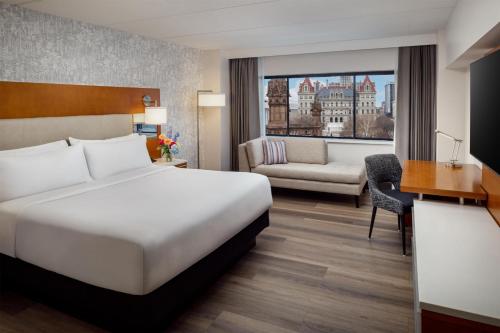Habitación con cama extragrande. del hotel Hilton Albany. Foto 3