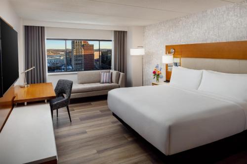 Habitación adaptada para personas de movilidad reducida con cama extragrande y bañera del hotel Hilton Albany. Foto 2