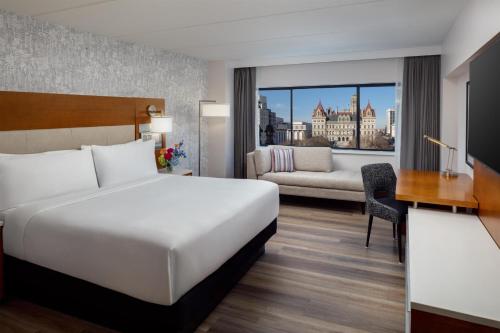 Habitación adaptada para personas de movilidad reducida con cama extragrande y bañera del hotel Hilton Albany. Foto 3