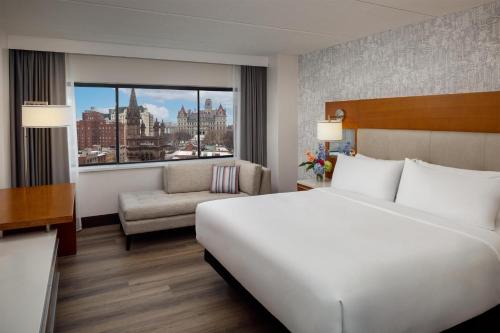 Habitación adaptada para personas de movilidad reducida con cama extragrande y bañera del hotel Hilton Albany. Foto 5