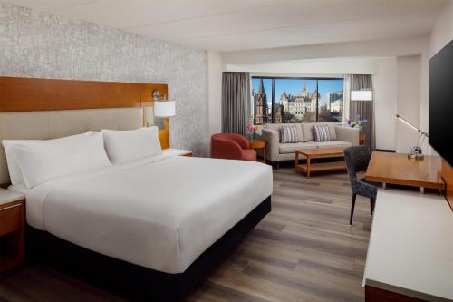 Habitación con cama extragrande. del hotel Hilton Albany. Foto 5