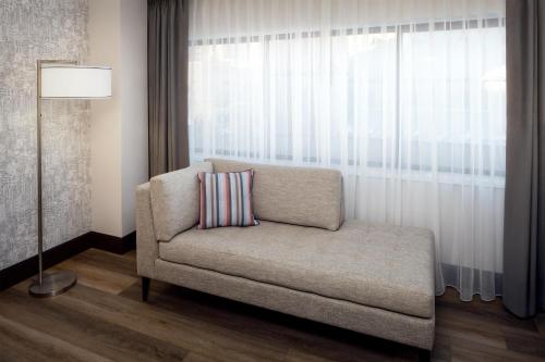 Habitación con cama extragrande. del hotel Hilton Albany. Foto 6