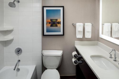 Suite Executive con cama extragrande - Planta baja del hotel Hilton Albany. Foto 4