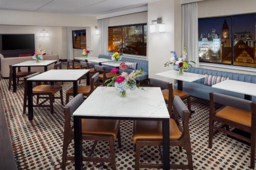 Suite Executive con cama extragrande - Planta baja del hotel Hilton Albany. Foto 6