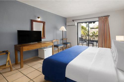 Habitación con cama extragrande y vistas al mar del hotel Grand Decameron Complex Bucerias, A Trademark All-Inclusive Resort