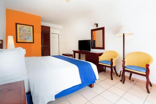 Habitación con cama extragrande y vistas al mar del hotel Grand Decameron Complex Bucerias, A Trademark All-Inclusive Resort. Foto 1