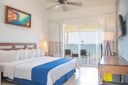 Habitación con cama extragrande y vistas frontales al océano del hotel Grand Decameron Complex Bucerias, A Trademark All-Inclusive Resort