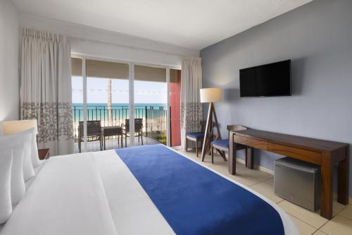 Habitación con cama extragrande y vistas frontales al océano del hotel Grand Decameron Complex Bucerias, A Trademark All-Inclusive Resort. Foto 1