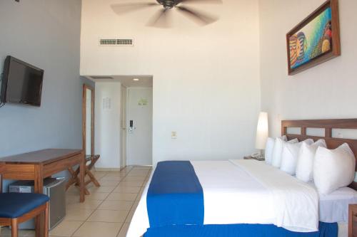 Habitación con cama extragrande y vistas frontales al océano del hotel Grand Decameron Complex Bucerias, A Trademark All-Inclusive Resort. Foto 4