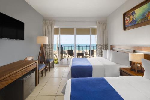 Habitación Doble con vistas al océano - 2 camas dobles del hotel Grand Decameron Complex Bucerias, A Trademark All-Inclusive Resort