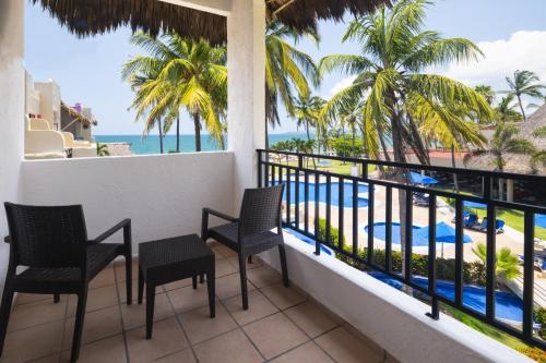 Habitación Doble con vistas al océano - 2 camas dobles del hotel Grand Decameron Complex Bucerias, A Trademark All-Inclusive Resort. Foto 4