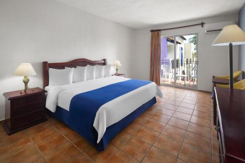 Habitación Estándar - Cama extragrande del hotel Grand Decameron Complex Bucerias, A Trademark All-Inclusive Resort. Foto 2