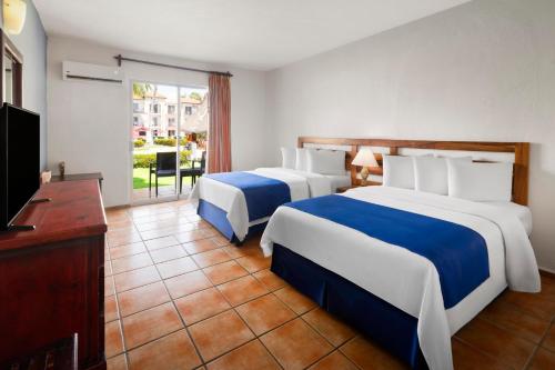 Habitación Doble Estándar con 2 camas dobles del hotel Grand Decameron Complex Bucerias, A Trademark All-Inclusive Resort. Foto 2
