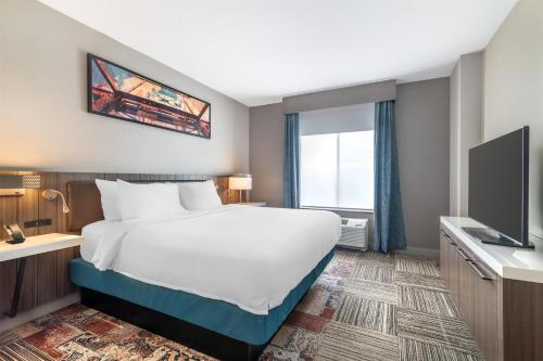 Suite de 1 dormitorio con cama extragrande y ducha a ras de suelo del hotel HILTON GARDEN INN ALBANY/SUNY AREA. Foto 2