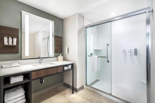 Suite de 1 dormitorio con cama extragrande y ducha a ras de suelo del hotel HILTON GARDEN INN ALBANY/SUNY AREA. Foto 4