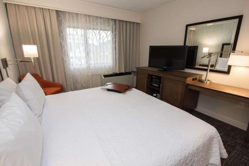 Habitación con cama extragrande - Adaptada para personas con discapacidad auditiva/no fumadores del hotel Hampton Inn Albany-Western Ave/University Area, NY. Foto 1