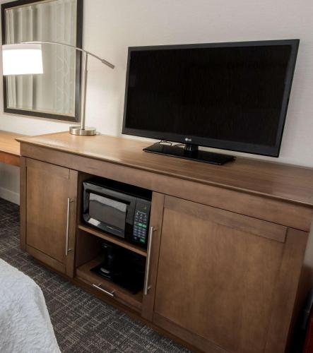 Habitación con cama extragrande - Adaptada para personas con discapacidad auditiva/no fumadores del hotel Hampton Inn Albany-Western Ave/University Area, NY. Foto 3