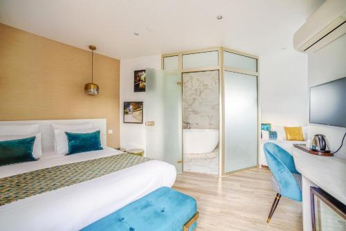 Habitación Triple con balcón del hotel Queens