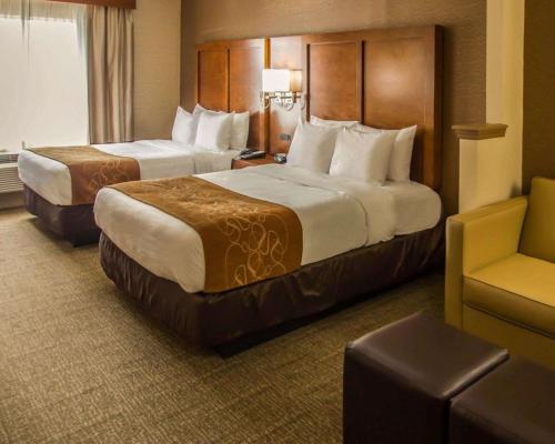 Habitación con 2 camas grandes del hotel Quality Suites Nyc Gateway. Foto 2