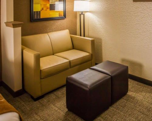 Habitación con 2 camas grandes del hotel Quality Suites Nyc Gateway. Foto 3