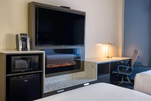 Habitación Deluxe con 2 camas grandes - No fumadores del hotel Days Hotel by Wyndham North Bergen /NYC Area