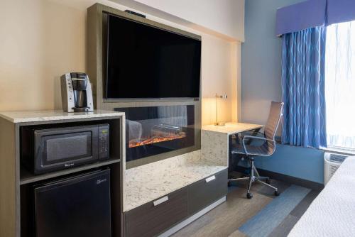 Habitación adaptada para personas de movilidad reducida - No fumadores - Cama extragrande del hotel Days Hotel by Wyndham North Bergen /NYC Area. Foto 1