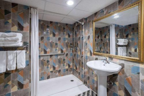 Habitación adaptada para personas de movilidad reducida - No fumadores - Cama extragrande del hotel Days Hotel by Wyndham North Bergen /NYC Area. Foto 2